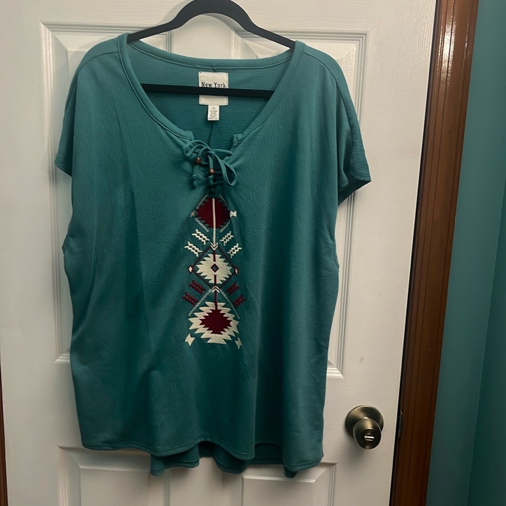 Size 2X teal native motif short sleeve tshirt